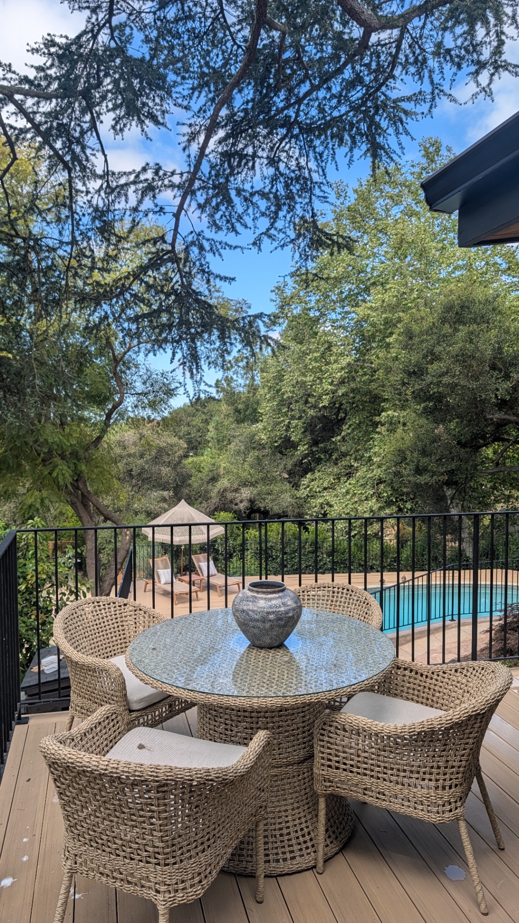 Al fresco dining above the pool