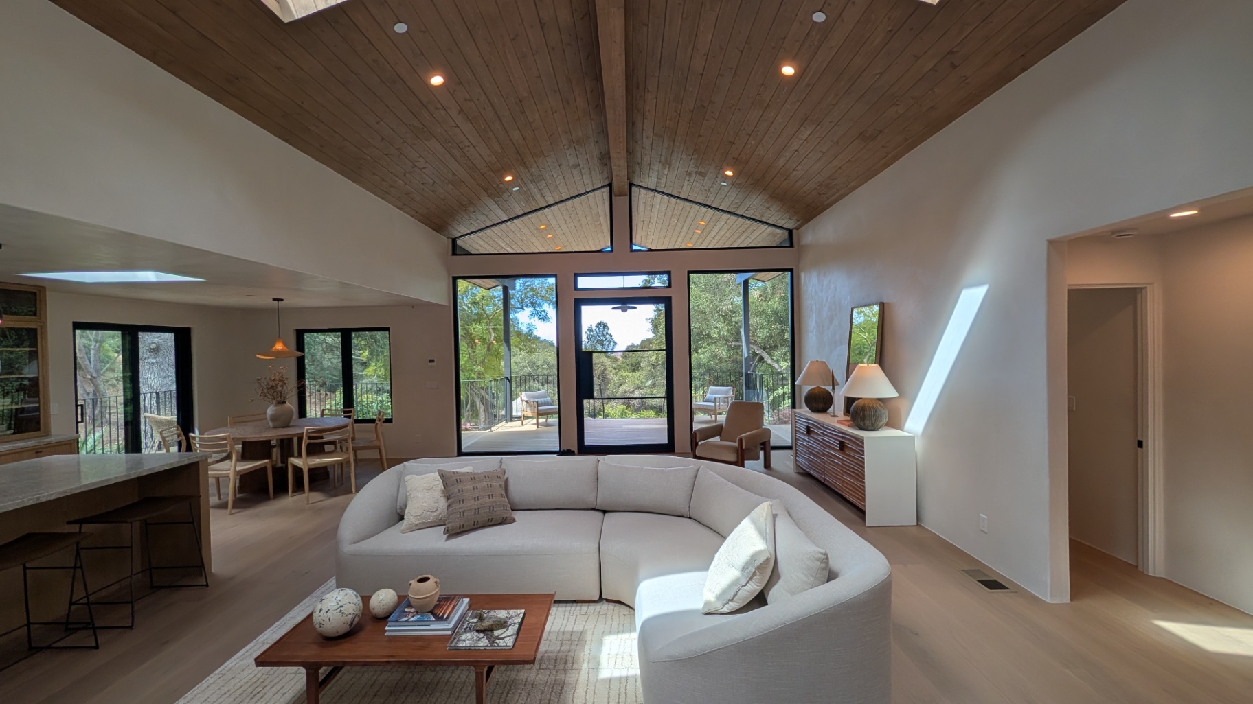 Secondary living angle with deck-facing glazing